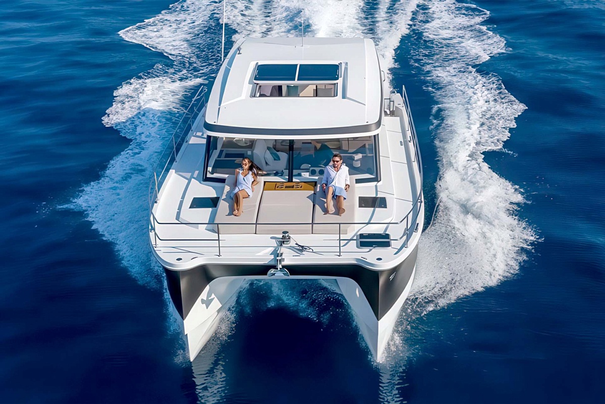 Аренда моторного катамарана Fountaine Pajot 40 на Пхукете - лежаки на носу